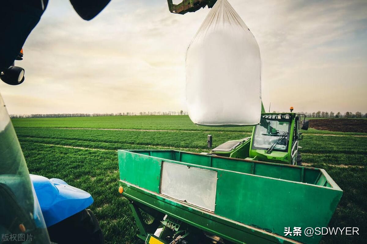 硬骨头啃题（1077）：学校原来有彩色粉笔和白色粉笔各多少盒