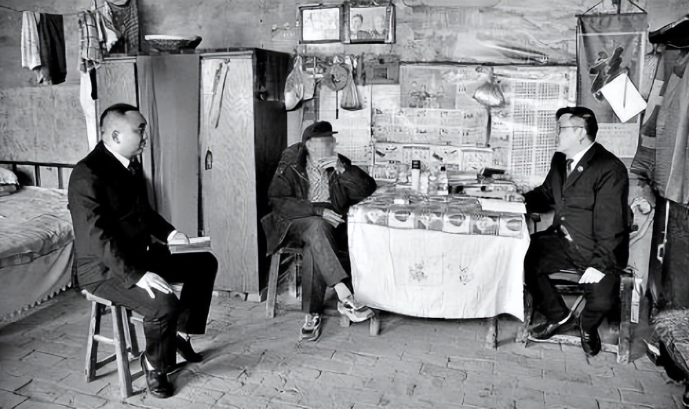 张大爷书写了“感念*党**恩”的楹联