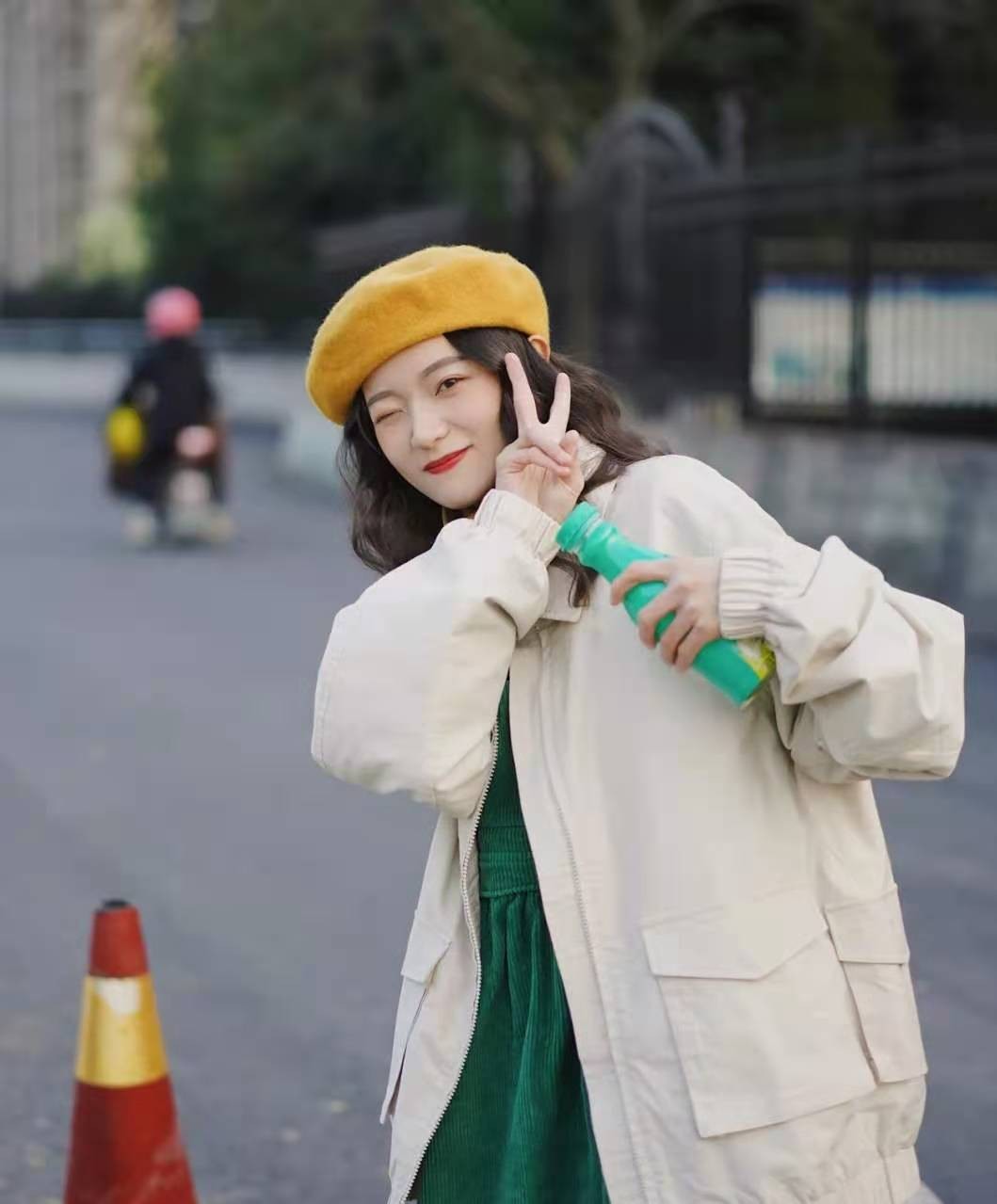 为什么感觉戴帽子很丑,戴帽子适合的穿搭