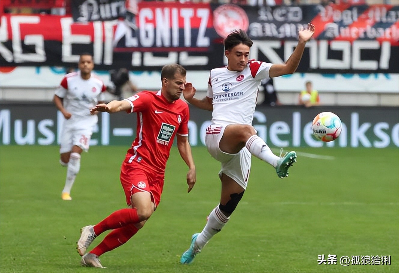德乙积分榜：汉堡终结三连败菲尔特换帅首胜雷根斯堡0-3罗斯托克