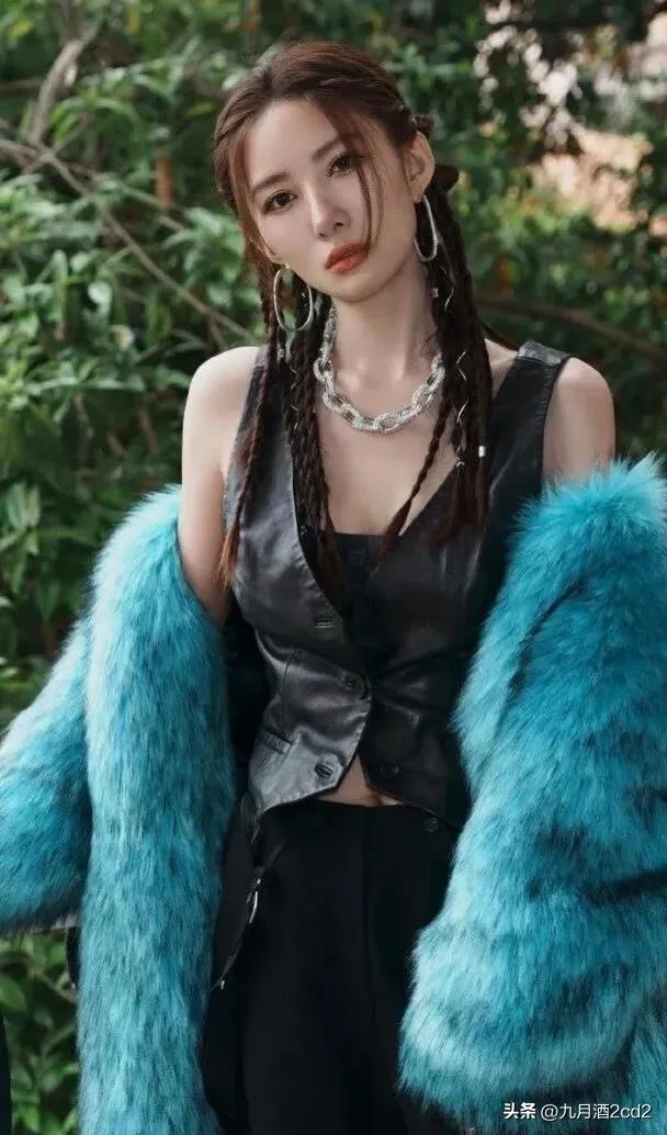 成熟性感御姐，火辣丰腴，90后女神，作为新时代的代表，备受关注