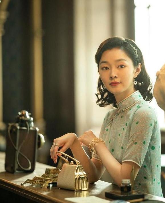 刘嘉玲关晓彤同框,穿旗袍大秀窈窕好身材