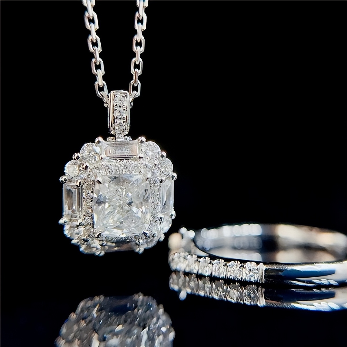 金盈丰珠宝让您拥有一个独一无二的珠宝选择