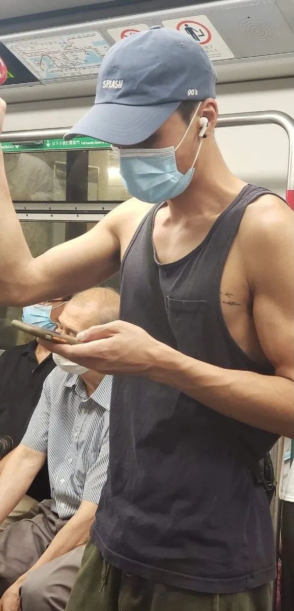 网友在路上拍到高中生,网友拍下地铁上一幕