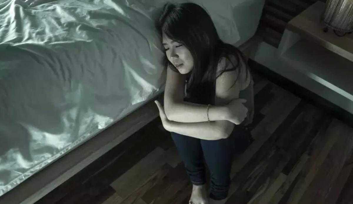 男子强行和女同事发生性关系，中途自动放弃，算不算强奸罪