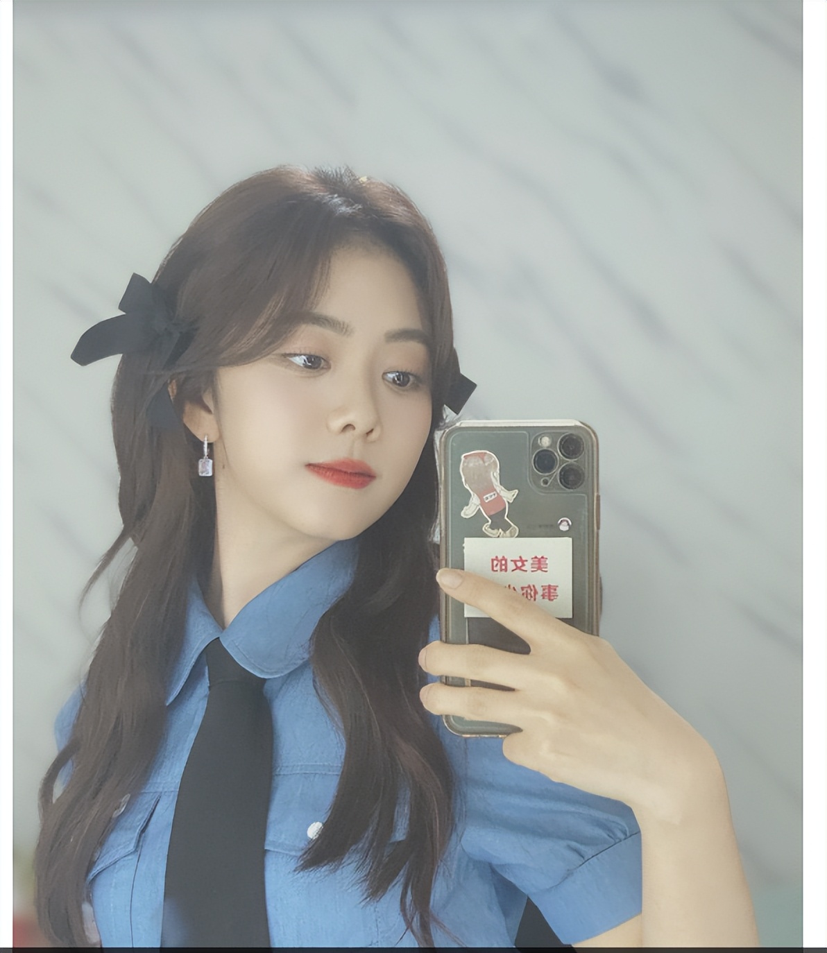 谭松韵西装革履花领带,领带换装谭松韵