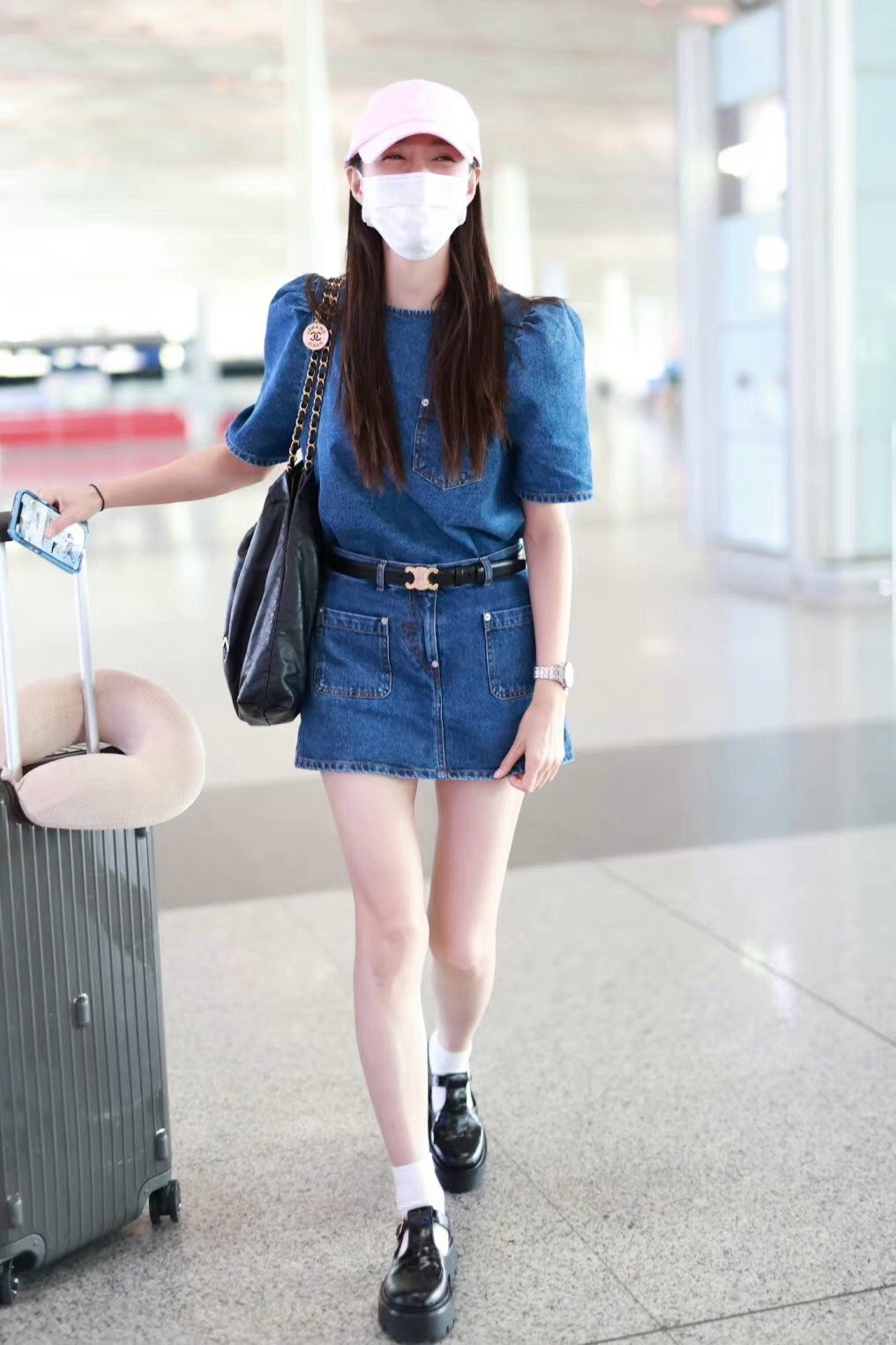 牛仔短裙怎么搭配显得好看,牛仔短裙怎样搭配好看