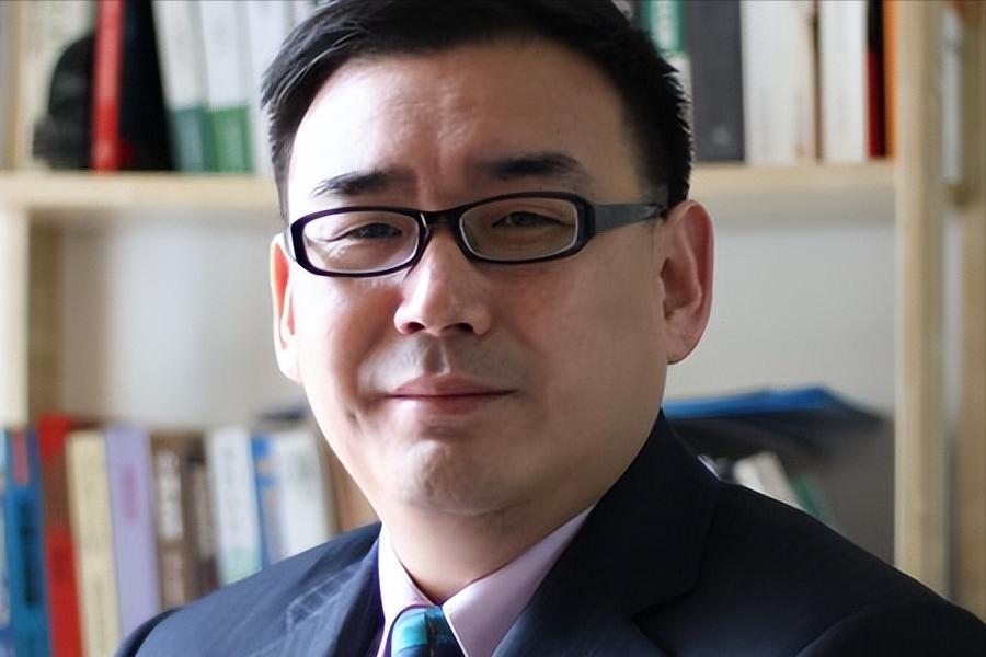 他从事间谍活动多年，业余写小说爆火，却因为写得太逼真而暴露