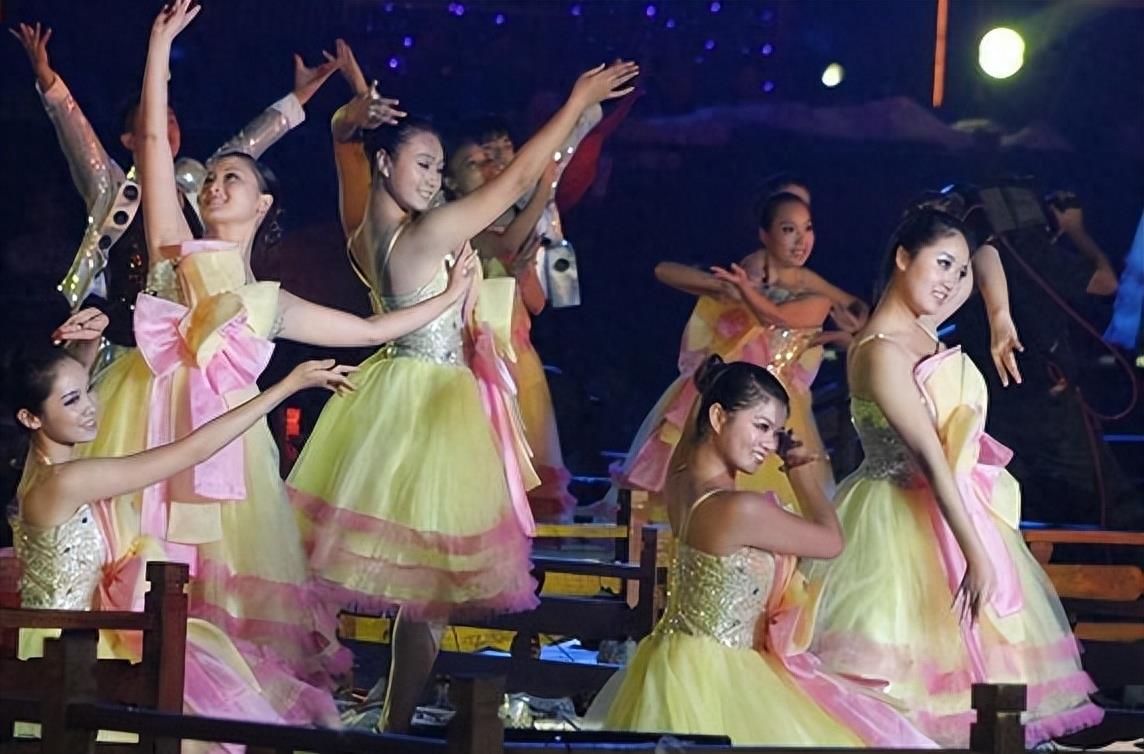 富豪家印养20控梯员年薪30万，你想知道为什么？