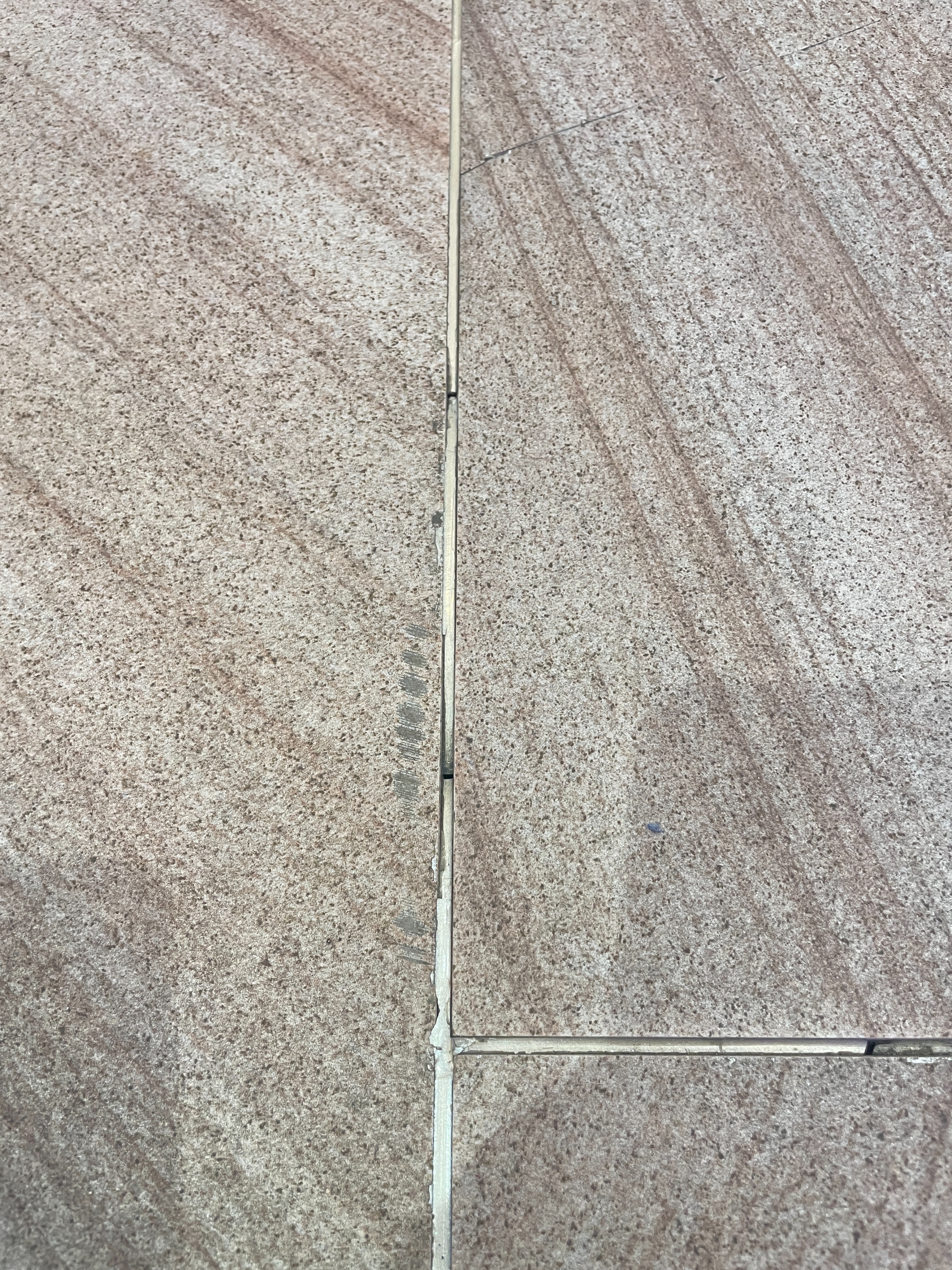 美缝剂自己怎样施工,美缝剂自己施工与师傅施工