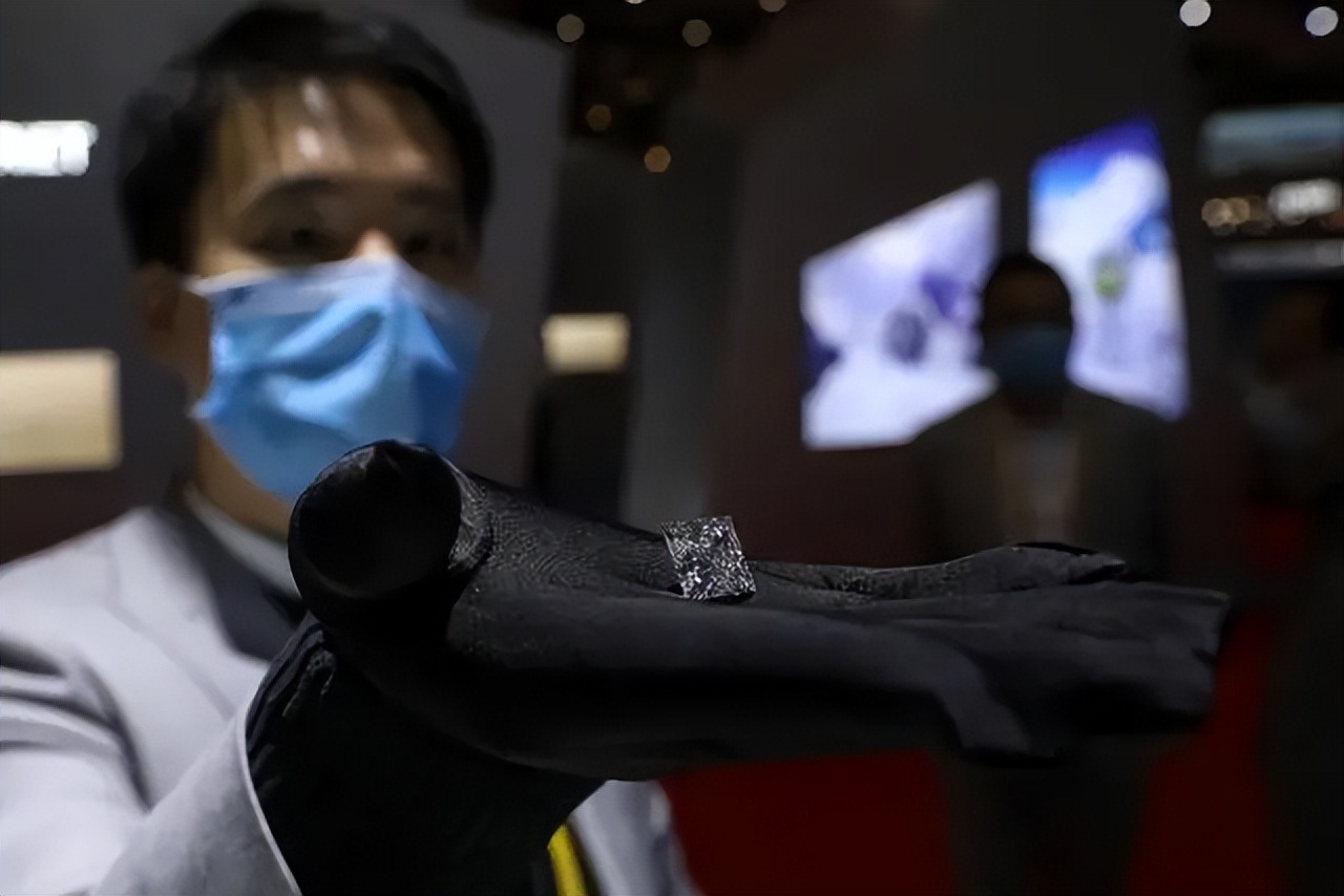 人造钻石破坏了钻石市场,现在的人造钻石能以假乱真