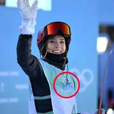 谷爱凌比赛时嘴里含的是什么“秘密*器武**”？