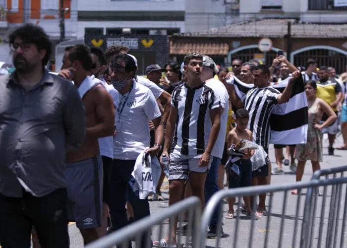 “球王”贝利,安息之地由14层楼组成,有14000个拱顶,他选9楼