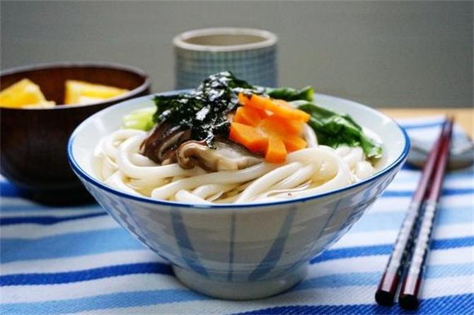 乌冬面是什么料,乌冬面和一般面条的区别