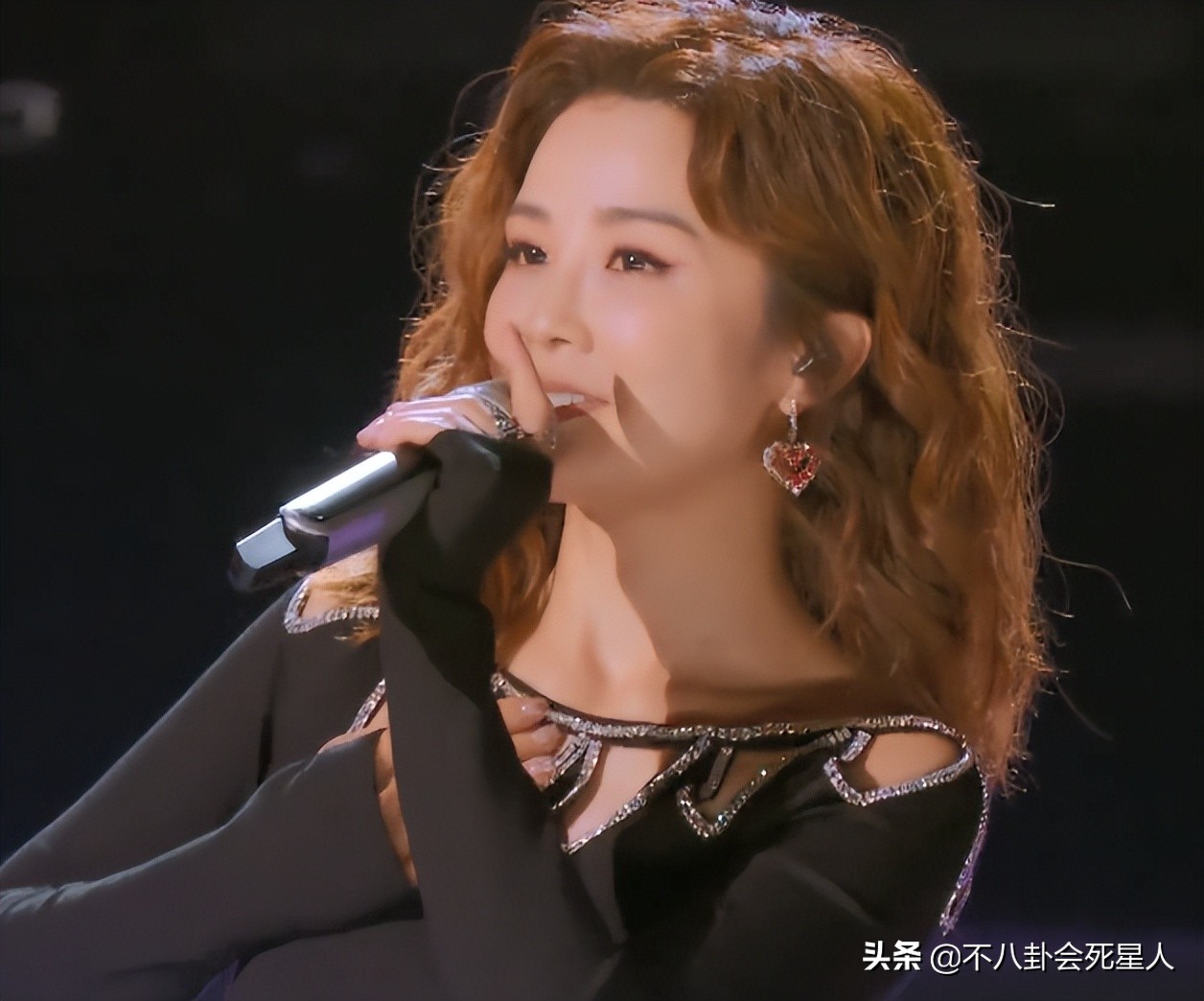 ​黑丝、高开叉、辣妹短裙，《浪姐3》舞台首秀，30个女明星杀疯了