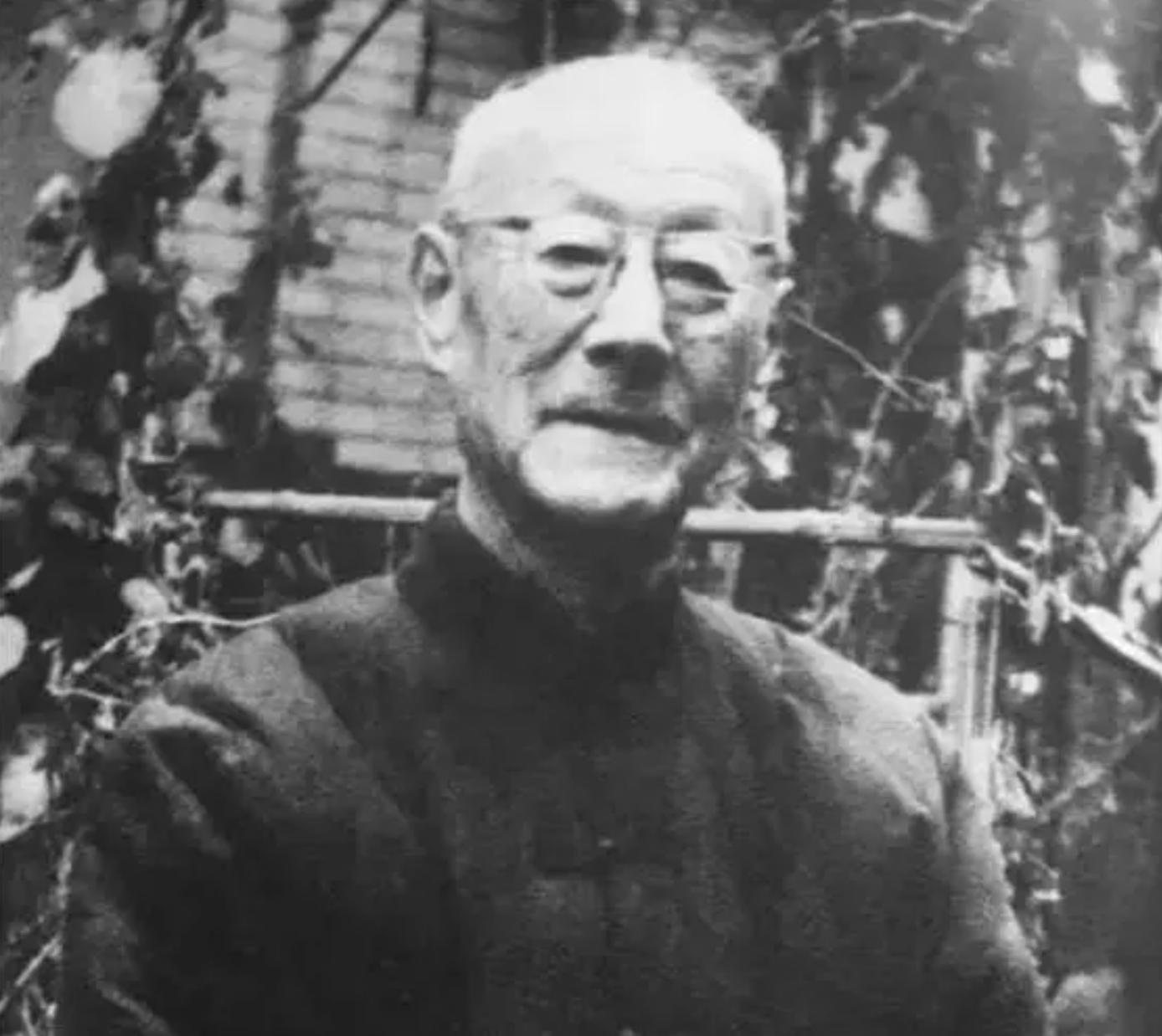 陈老总追悼会上，一老人送来一对挽联，毛主席：给他安排一份工作