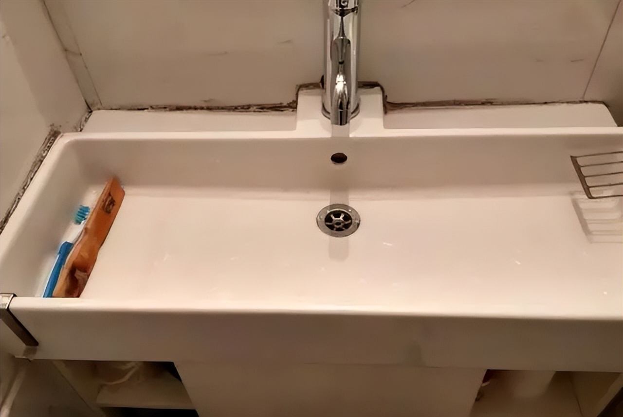 玻璃胶发霉怎么洗掉霉斑,玻璃胶发霉卫生妙招