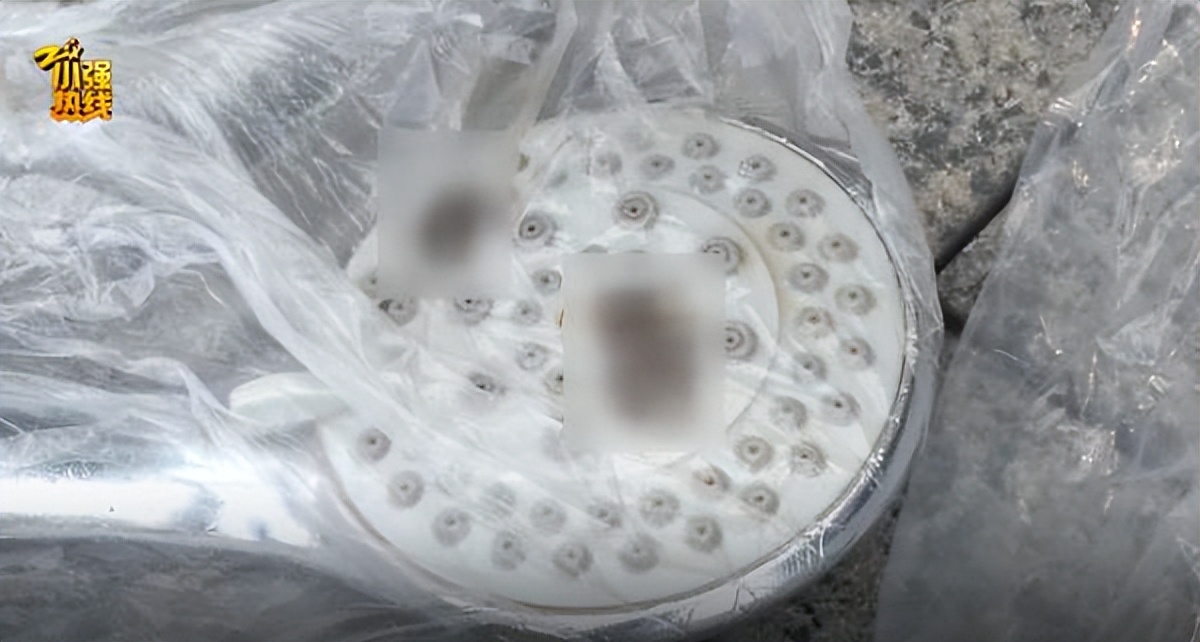 女子在酒店洗澡惨遭毒手,女子住酒店洗澡花洒漏水