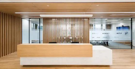 公司前台一般摆在入门的什么位置,门面前台位置哪里合适