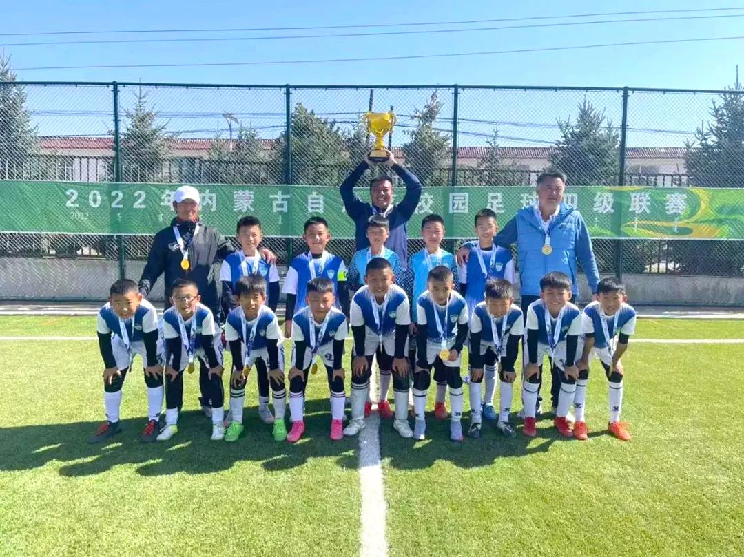 小学校园足球联赛喜报,恭喜小学获得比赛冠军