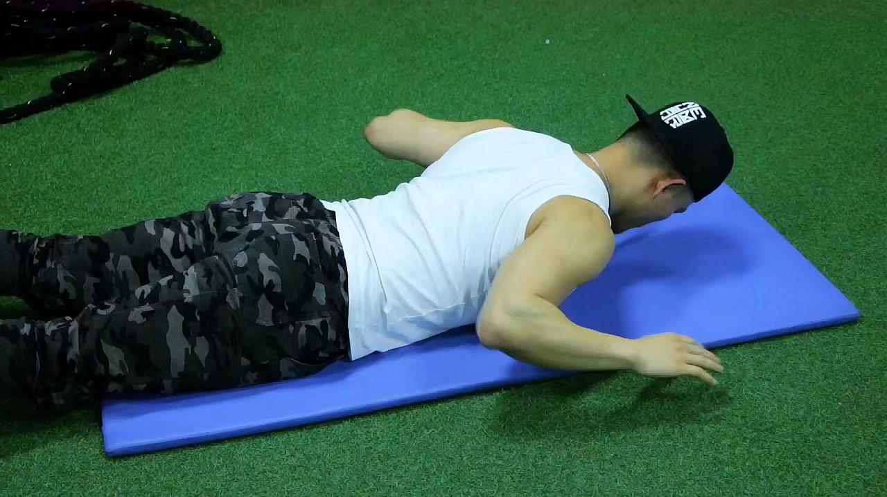 几个动作练掉含胸驼背虎背熊腰,怎样锻炼背部虎背熊腰