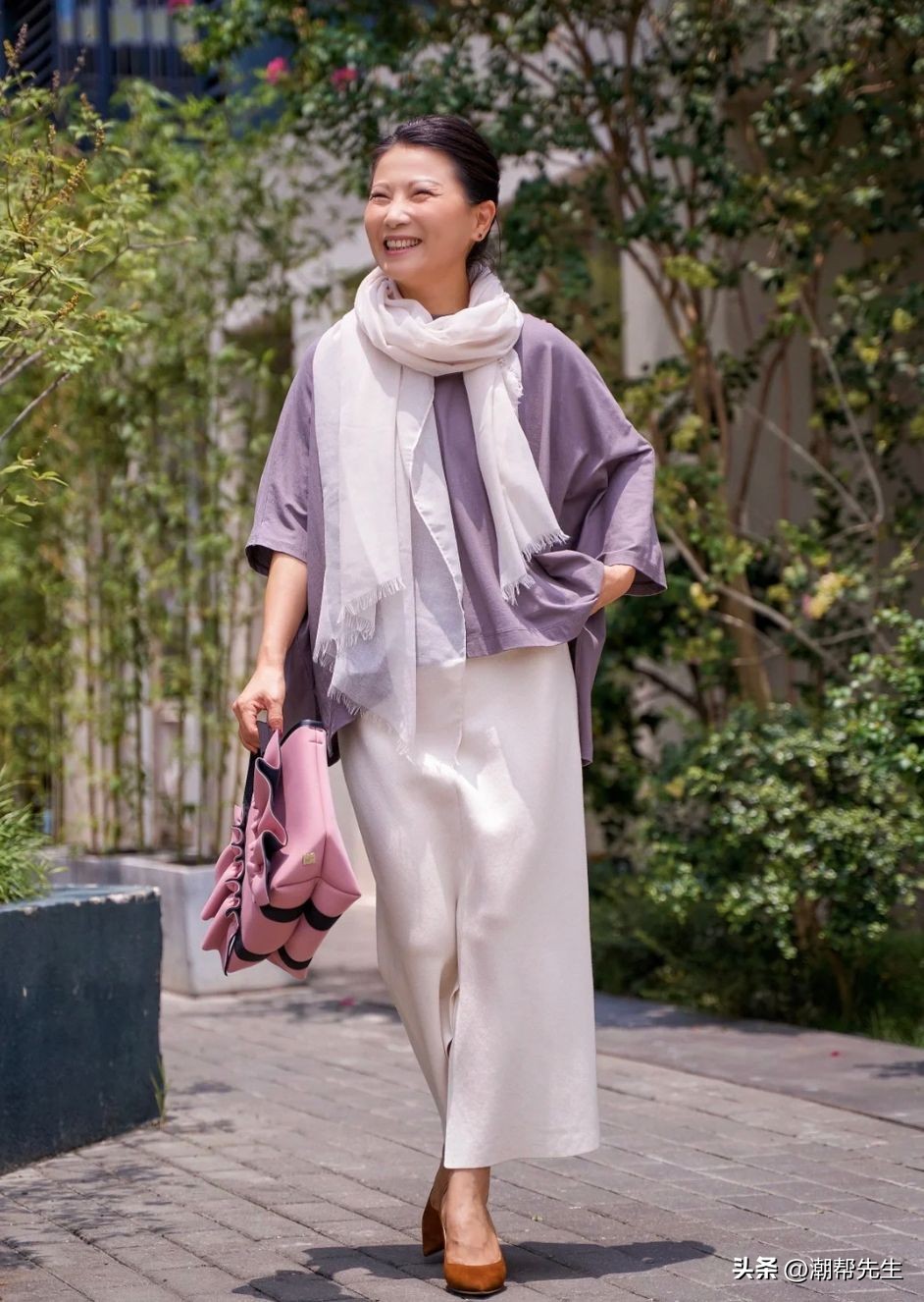 中年女士冬季穿什么颜色好看,别再穿黑白灰了这样穿超级减龄
