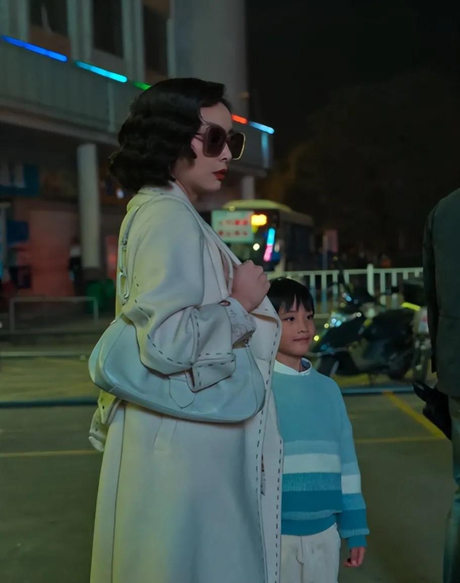 “狂飙”大嫂好会背包，看着好眼馋啊！