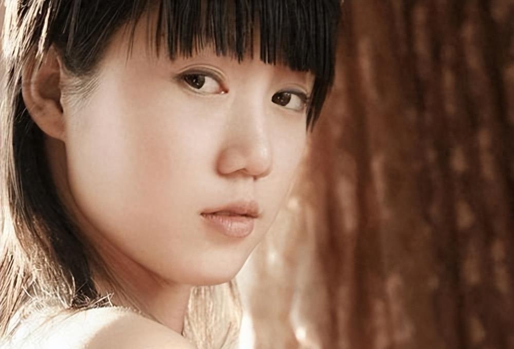 “最红嫩模”*筱雨张**：22岁时拍写真火爆全网，如今将近40岁仍单身