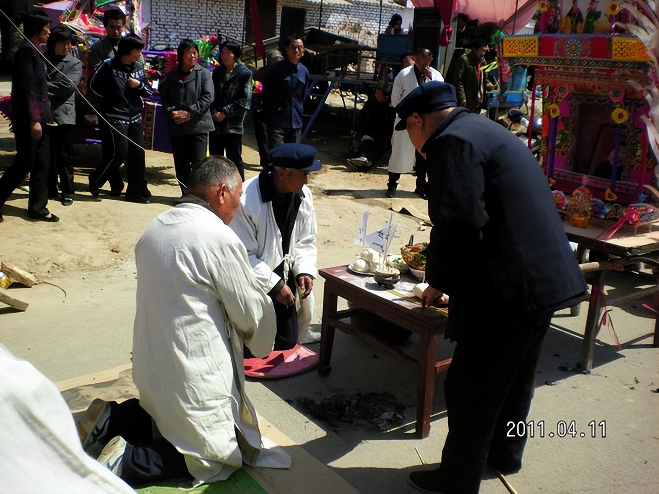 参加葬礼磕头磕3个头的正确标准,丧礼祭拜去世的人怎么磕头