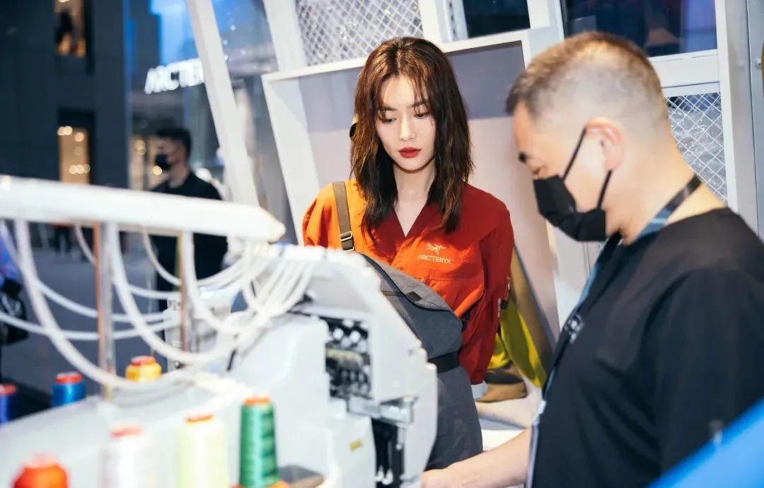 大脸妹子必选的三款发型,大脸额头窄适合什么发型