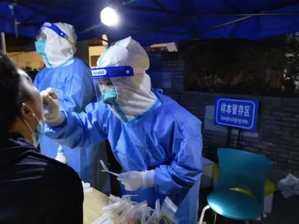 冲锋抗疫一线积极履职尽责,冲在战疫一线扛起硬核担当