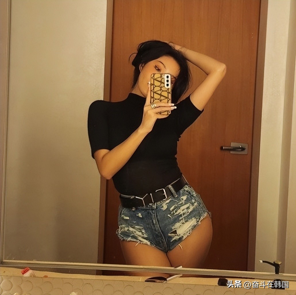 舞台上舔手摸*体下**…韩国人气女爱豆校庆表演被骂不堪入目？