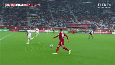 禁区内手球给黄牌还是红牌,禁区手球一定会罚点球吗