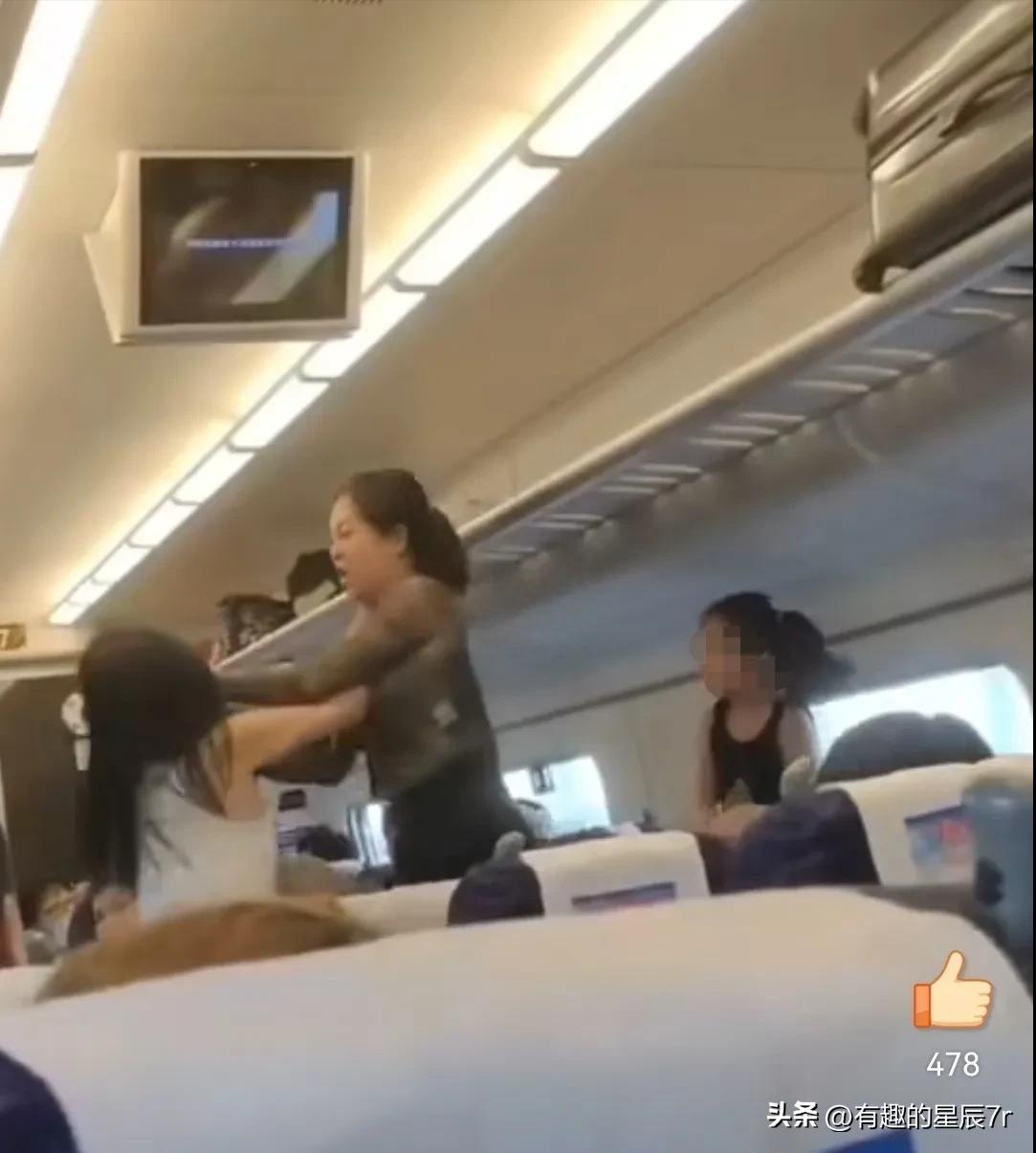 霸道母女惹事了!女子被母女二人合力痛殴,小女孩下手格外狠毒