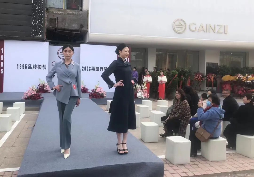 初心引领、匠心致远龙亭区新联会祝贺会员企业盛大开业