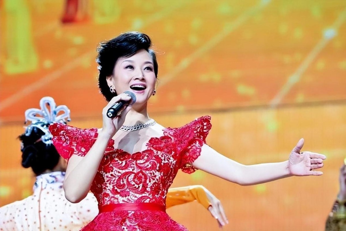 歌唱家*祖英宋**:和丈夫分居8年，39岁高龄产子，57岁身材好似少女