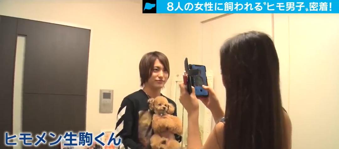 日本小哥同时被15个富婆*养包**，在镜头前唉声叹气：月入百万，很累