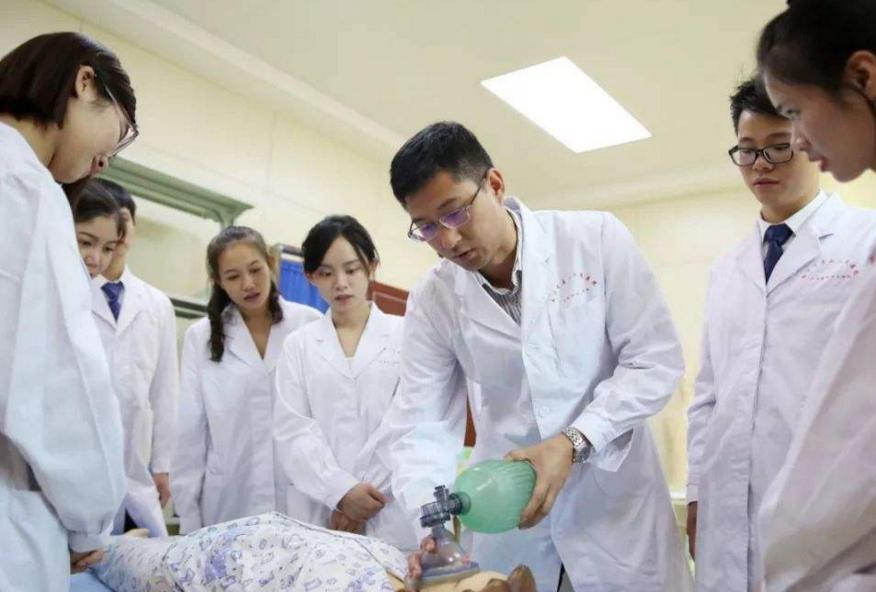 医学类薪资较高的专业,就业前景最好的医学行业