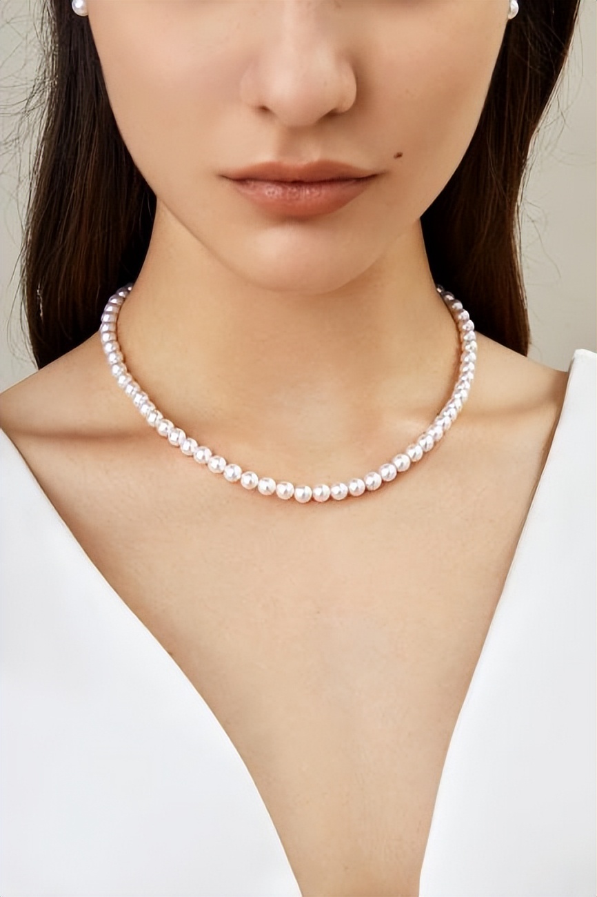 英国女王的珍珠项链是海水珍珠吗,英国女王都有哪些珠宝首饰呢