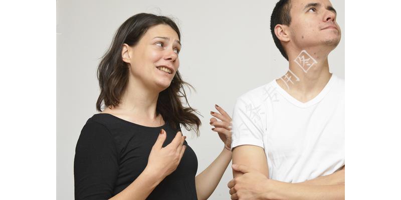 女子为凑钱给老公治病,女子为了给丈夫治病筹钱现身