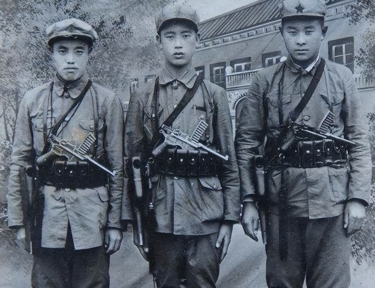 他是西康军区原司令员，23岁入*党**，49岁授中将，母亲却在街边乞讨