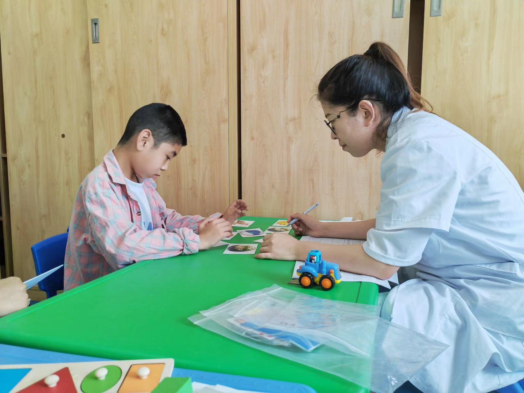 教孩子穿袜子要教半个月，男从业者难以启齿自己的工作…儿童康复治疗师：不认可是服务人员，我们希望被看见