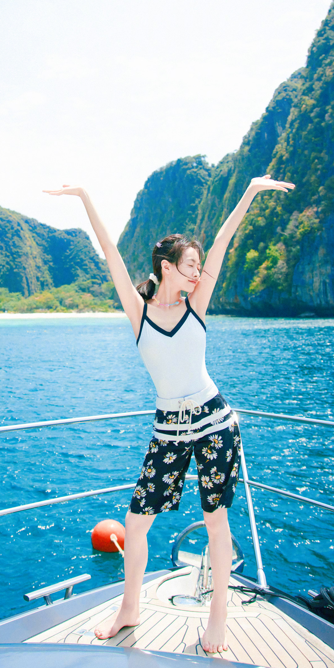 宋茜泰国假期写真壁纸，海风阳光泳衣配裤衩，短发浪漫纯欲风满满