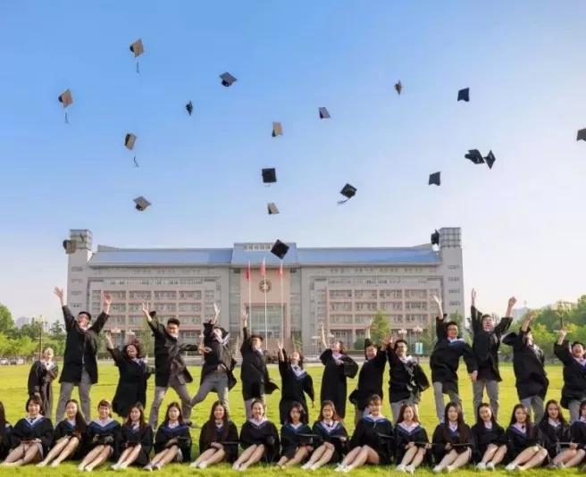 高校专项填志愿选几个专业,高考填志愿是选专业还是选城市