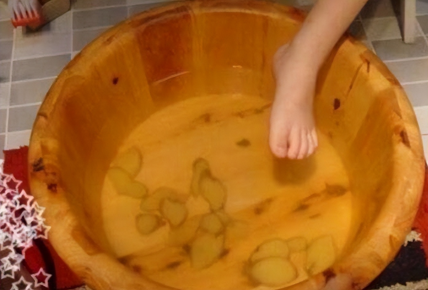 艾叶加生姜泡脚的禁忌,坚持艾草生姜泡脚的好处