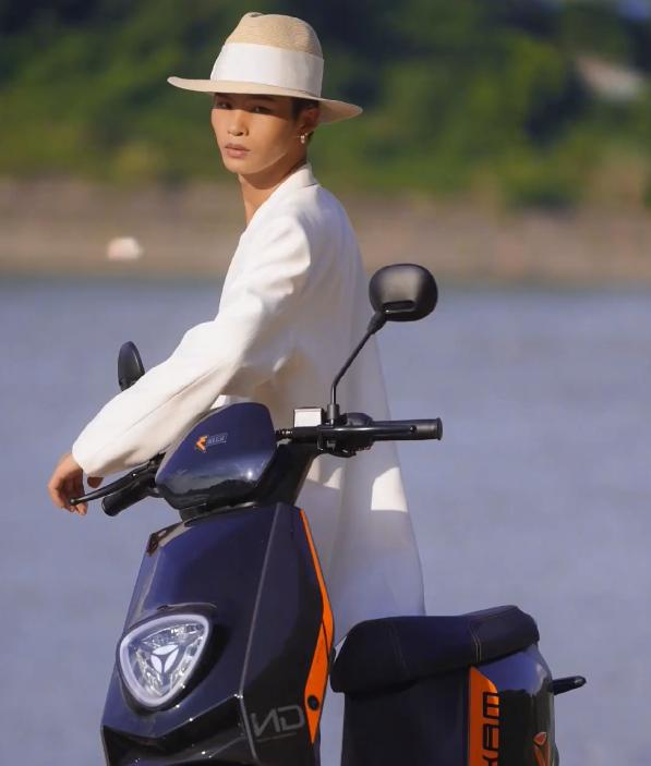 陆仙人每月都回老家，拍自己构思好的视频，骑电车上身直得像钢板