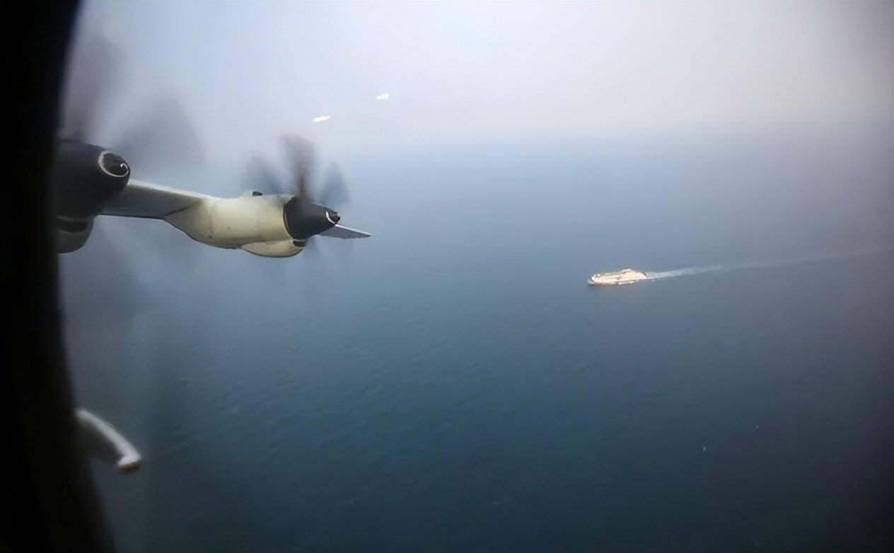 运-8配合舰机“猎杀潜艇”，解放军包抄台岛后路，对美划大片禁区