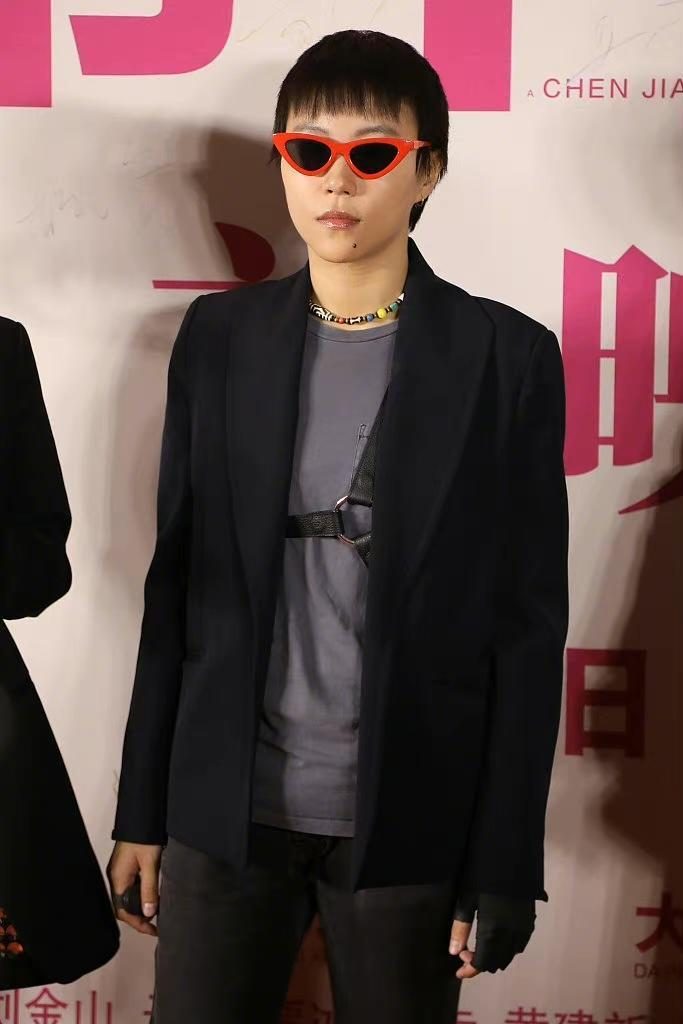 窦靖童短发发型棒球帽穿搭,窦靖童紫色卫衣搭配图片