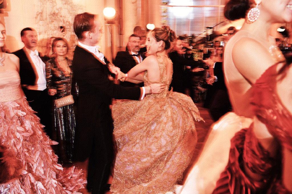 谷爱凌亮相顶级名媛舞会,谷爱凌18岁跳下去是金牌