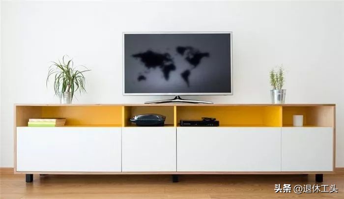 电视机是挂的好还是放在柜子上好,电视机挂在墙上好还是做柜子上好